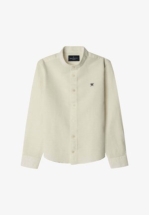 Langarm-Hemd aus leicht beige Stoff mit weicher Textur. Verfügt über einen Stehkragen und ein kleines schwarzes Logo auf der Brust.