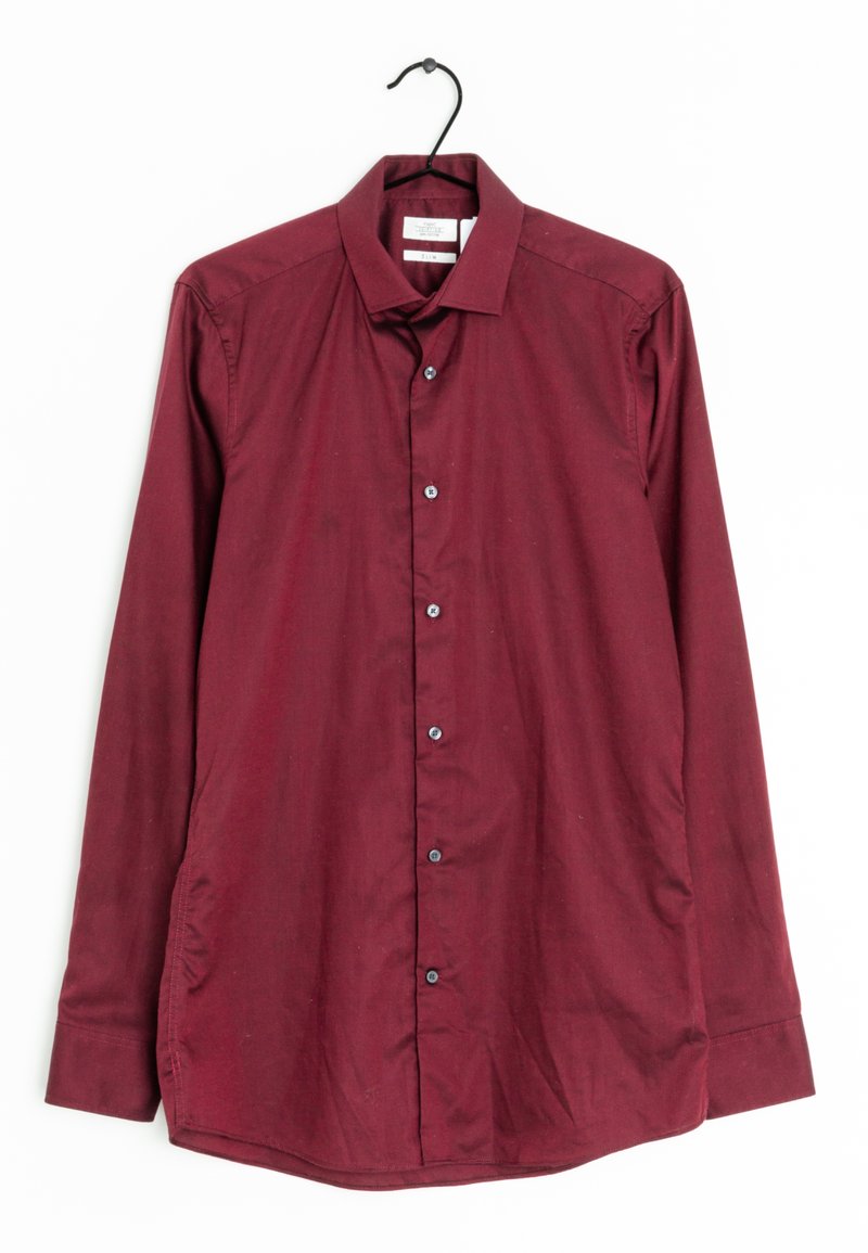 Camicia bordeaux a maniche lunghe appesa a un gancio, con colletto, apertura con bottoni e bottoni scuri. Tessuto liscio con una leggera lucentezza.