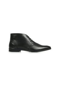 Bottines en cuir noir avec une finition lisse, bout arrondi et design à lacets, présentant un petit talon empilé et des détails de couture subtils.