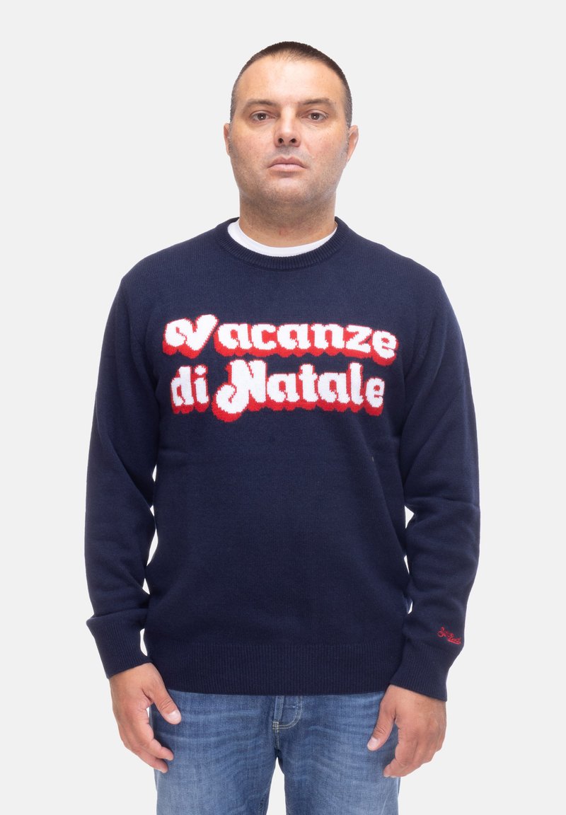 Maglione blu navy con il testo "Vacanze di Natale" in lettere pelose bianche e rosse. Collo a giro e polsini a coste con dettaglio laterale.
