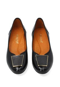 Czarne baleriny ze skóry o gładkim wykończeniu, z teksturowanym czarnym kwadratowym akcentem i miękkim, jasnobrązowym wnętrzem z perforacjami dla lepszej wentylacji.