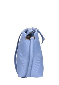 Borsa a secchiello in pelle trapuntata azzurro chiaro con motivi di cucitura diagonale, una tracolla e una chiusura a coulisse nella parte superiore.