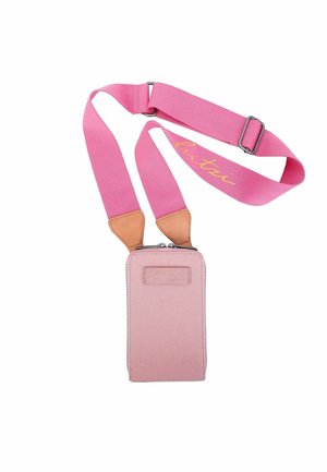 Borsetta a tracolla in tessuto rosa con dettagli in pelle. Presenta tracolle regolabili, chiusura a zip e un logo sulla parte anteriore. Forma rettangolare.
