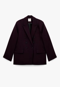 Blazer cruzado de doble botonadura color púrpura oscuro, confeccionado en tela lisa, con solapa entallada, dos bolsillos frontales y botones negros.