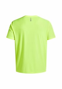 Camiseta de manga corta en verde neón con cuello redondo, fabricada en tejido ligero y con rayas grises horizontales en la parte superior de la espalda. Textura suave.