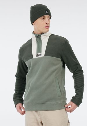 Fleece-Pullover in Grüntönen mit einem Viertel-Reißverschluss, cremefarbener Brusttasche und Logo-Patch. Verfügt über seitliche Taschen und eine weiche Textur.