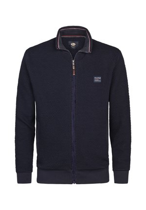 Veste zippée bleu marine avec un motif gaufré texturé, une bordure contrastante à l'intérieur du col, des poches latérales et un écusson de marque sur la poitrine.