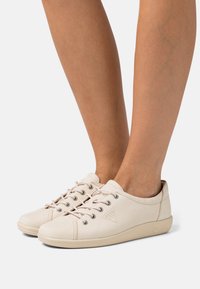 ECCO SOFT 2.0 - Sneakers basse - limestone