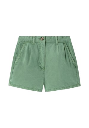 Shorts verts en coton avec poches avant, passants pour ceinture, fermeture à bouton et légères pinces à la taille.