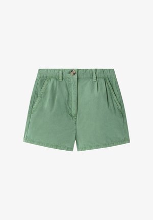 Shorts verts en coton avec poches avant, passants pour ceinture, fermeture à bouton et légères pinces à la taille.