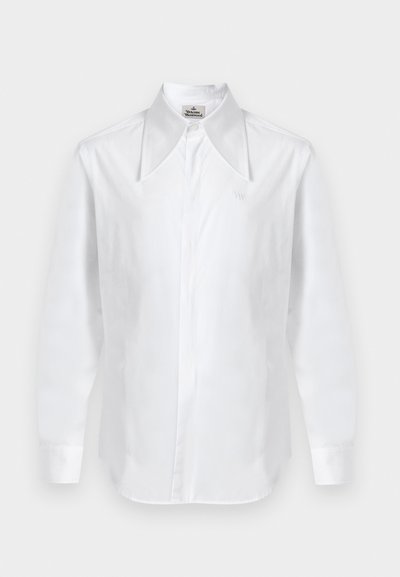 Λευκό πουκάμισο με κουμπιά, φτιαγμένο από λεία ύφασμα. Διαθέτει μεγάλο γιακά, μακριά μανίκια και μια διακριτική κεντημένη λογότυπο στο στήθος.