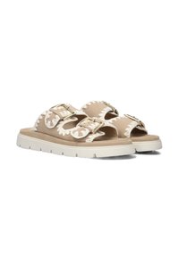 Beige schuifsandalen met dubbele gespsluitingen, geborduurd wit accent, platte witte zool en een getextureerde voetbed.