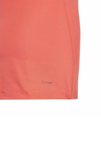 Lichtgewicht, koraal sportshirt met een gladde textuur, platte naden en "climacool" merknaam aan de zoom. Eenvoudig ontwerp zonder patronen.