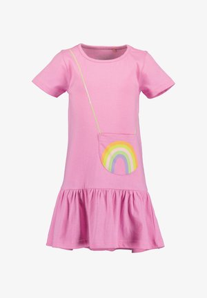 Pink kortærmet kjole med flæsekant og en lille pung med et pastel regnbuedesign, forbundet med et gult stjernemønster.