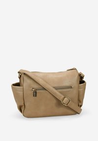 Bolso bandolera de cuero color tostado con un acabado texturizado, correa ajustable, bolsillo frontal con cremallera y herrajes en tono dorado. Diseño compacto y funcional.