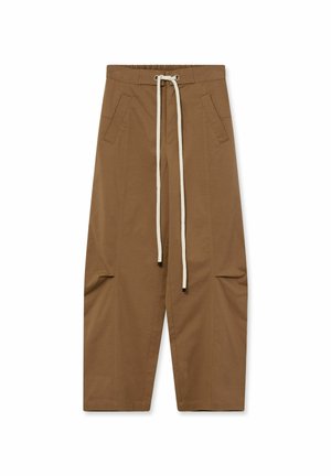 Brązowe spodnie z szerokimi nogawkami, z wysokim elastycznym stanem i długimi białymi trokami do przewiązania, z przednimi skośnymi kieszeniami oraz widocznymi przeszyciami.