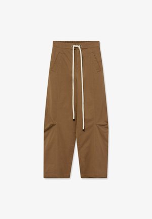 Rjave široke hlače z visokim elastičnim pasom in dolgimi belimi trakovi za zavezovanje, sprednji žepi z nagnjenim odprtinami ter vidnimi šivi.