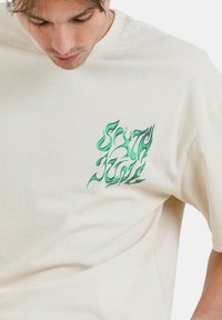 Sixth June CHROME - T-shirt print - beige