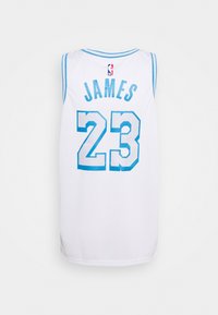Maglia da basket bianca con dettagli azzurri chiari, recante il nome "JAMES" e il numero "23" sul retro. Materiale in rete con un design sportivo.