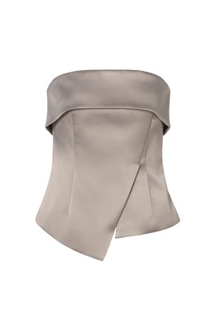 Τοπ από σατέν σε απόχρωση ταουπέ χωρίς τιράντες, με διπλωμένη λαιμόκοψη και ασύμμετρο στρωματοποιημένο πάνελ που εκτείνεται κάτω από τη μέση.