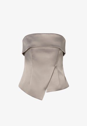 Τοπ από σατέν σε απόχρωση ταουπέ χωρίς τιράντες, με διπλωμένη λαιμόκοψη και ασύμμετρο στρωματοποιημένο πάνελ που εκτείνεται κάτω από τη μέση.