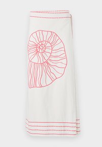 Gonna a portafoglio bianca con un grande design di conchiglia nautilo ricamato in rosa e strisce orizzontali rosa a contrasto sull'orlo e in vita.