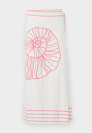 Valge ümmargune seelik, millel on suur roosa tikandiga nautiluse kestade kujundus ning kontrastsed roosad horisontaalsed triibud hemil ja vööl.