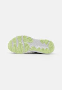 Suela de zapatilla con una base blanca y detalles de goma verde lima. Presenta un patrón de agarre texturizado y un diseño estratificado para mayor tracción.