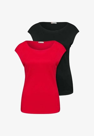 Dwa damskie topy z krótkim rękawem w jednolitych kolorach, jeden czerwony na pierwszym planie, a drugi czarny z tyłu, oba z okrągłymi dekoltami.