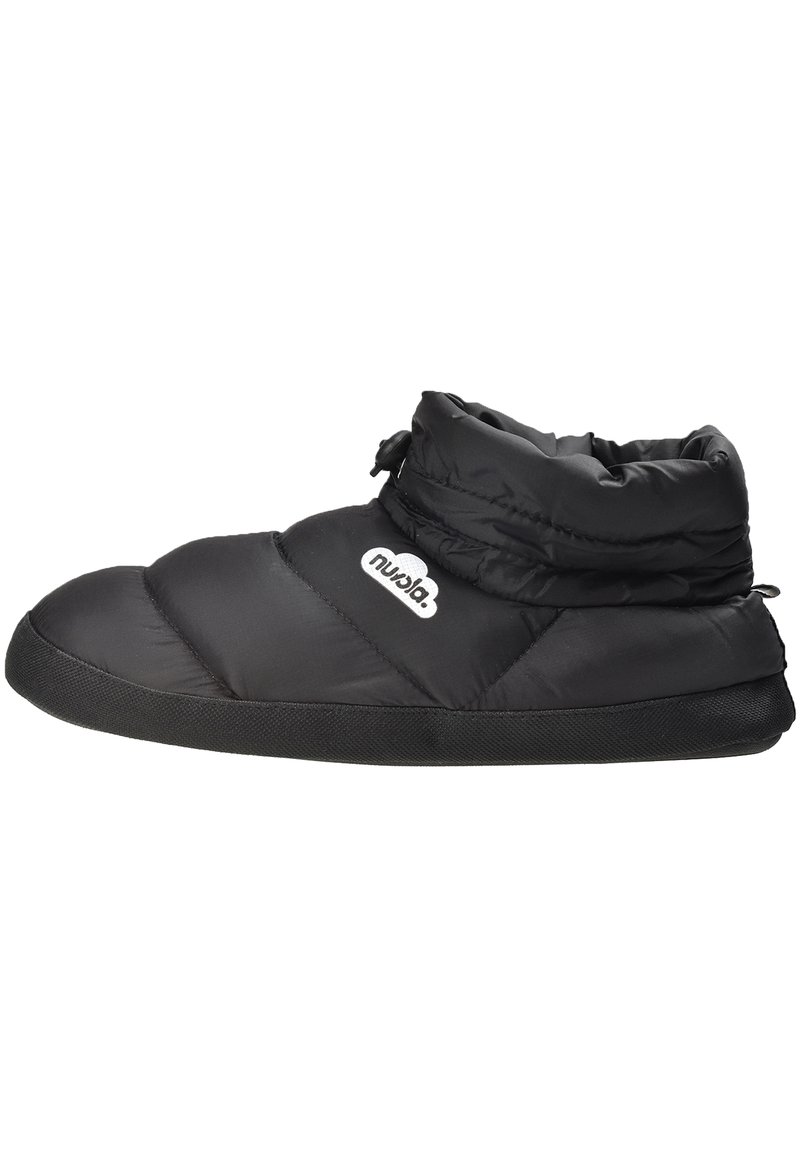 Zapatilla negra acolchada con un alto collar, superficie texturizada, suela de goma y un logo blanco en el lateral. Material suave para uso en interiores.
