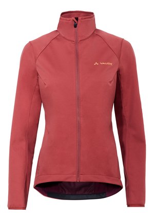 Giacca softshell rossa con colletto alto, zipper completo e maniche lunghe. Presenta un logo sottile e una texture leggera e liscia.