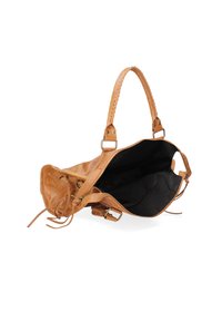 Borsa a tracolla in pelle tan con manico intrecciato, ampia apertura con zip e foderatura interna nera. Presenta hardware in metallo e dettagli con cordoncino.