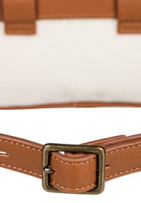 Leren band in tan met een gestructureerd oppervlak, voorzien van een bronzen rechthoekige gesp, witte stiksels en een soepele achterkant.