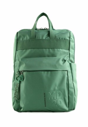 Sac à dos vert de forme carrée avec poignées supérieures, poche zippée avant et logos embossés "MD 20" et "Mandarina Duck".