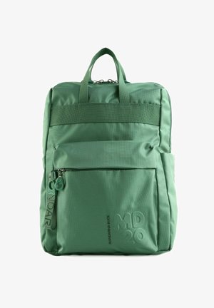 Sac à dos vert de forme carrée avec poignées supérieures, poche zippée avant et logos embossés "MD 20" et "Mandarina Duck".