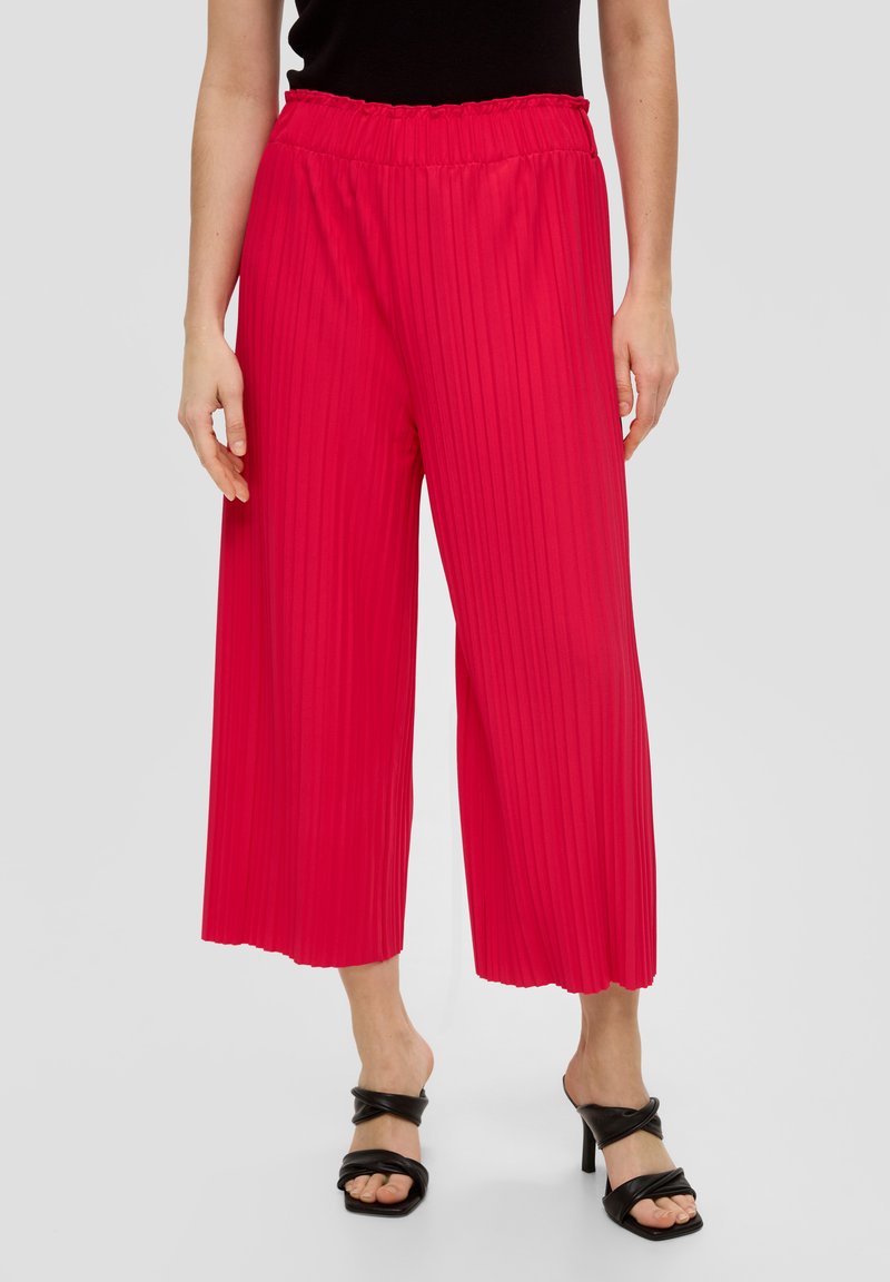 Rode, geplooide brede broek met een rimpel tailleband. Soepele textuur, cropped lengte en gecombineerd met zwarte hoge hakken sandalen.