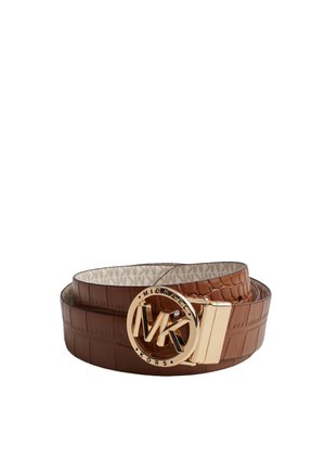 Bruine leren riem met krokodillenstructuur en gouden ronde gesp met "MK" en "Michael Kors" merknaam.