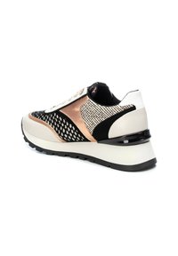 Sneaker multicolore con tessuto a maglia, dettagli dorati, suola in gomma nera e controfondo texturizzato con un dettaglio del logo.