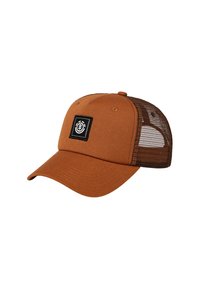 Brązowa czapka trucker z siateczkowym tyłem i czarną prostokątną naszywką, z białym okrągłym logo na przednim panelu.