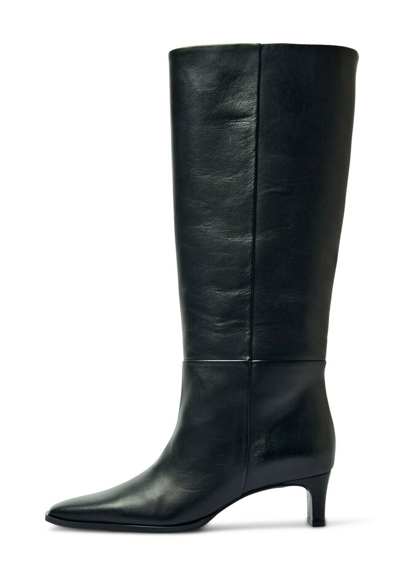 Črni usnjeni škornji do kolen s koničastim prstom in zmernim petom. Gladek tekstura, minimalni poudarki in tesno prileganje.