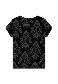 Camiseta negra de manga corta con un patrón damasco gris texturizado en toda la prenda. Corte recto con cuello redondo y tela suave.