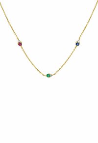 Collar de cadena de oro con cuatro gemas: roja, verde, azul y transparente, rodeadas de acentos dorados, con un delicado diseño retorcido.