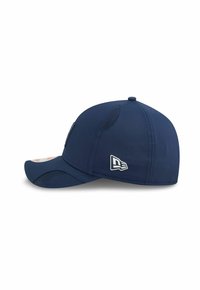 Marineblaue Kappe aus glattem Stoff mit einem gebogenen Schirm, ausgestattet mit Mesh-Einsätzen für Atmungsaktivität und einem weißen Logo an der Seite.