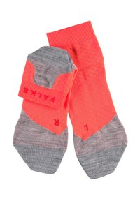 Calcetines deportivos con parte superior en un vibrante color coral y secciones de talón y punta en gris reforzadas, con puños acanalados y detalles del logo.