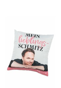 Cuscino quadrato con una fodera bianca che presenta un'immagine stampata di un uomo e testo in nero e rosa: "MEIN lieblings-SCHMITZ." Texture morbida del tessuto.