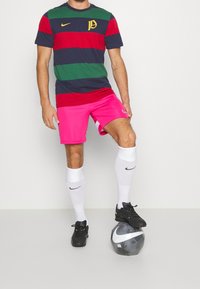 Nike Performance Urheilushortsit - pink