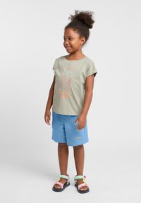 Lichtgroen katoenen t-shirt met geprinte graphics. Blauwe shorts met ritsen en een gouden logo. Kleurrijke sandalen met meerdere kleuren van de banden.