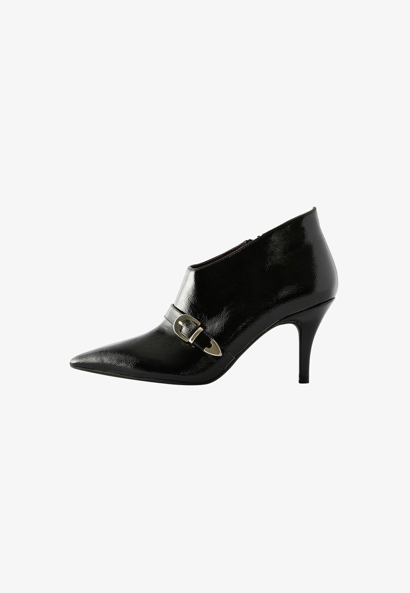 Schwarze lackleder Ankle Boots mit spitzer Zehe, ausgestattet mit einer dekorativen goldenen Schnalle und einem schmalen Stiletto-Absatz. Glatte, glänzende Textur.