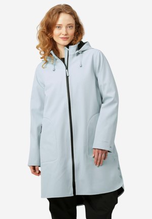 Veste imperméable bleu clair avec une fermeture éclair à l'avant, une capuche avec cordon de serrage, de grandes poches latérales et des accents en boutons à l'ourlet. Texture lisse.
