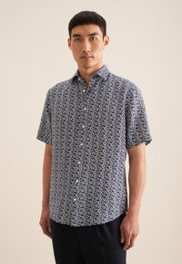 Korte mouwen blouse in marineblauw met een witte bloemenprint, zacht textiel, een button-down kraag en een ontspannen pasvorm.